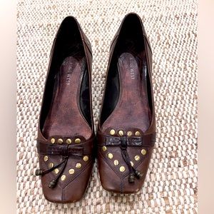 Nine West low heel shoe with gold accents and tassel. Size 7.